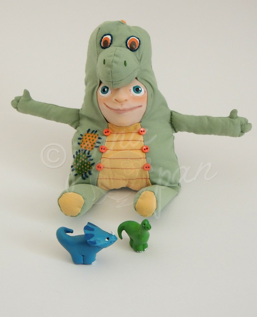Dino Boy, poupée Jenna Pan tissus fait main artisanale artiste enfance dinosaure patchwork fabric argile polymère polymer clay acrylic fabric dinosaur vert green boy garçon