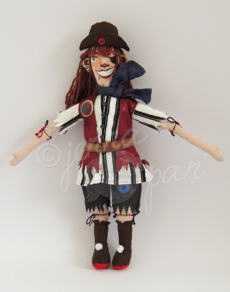 mesquine the naughty pirate lady doll femme pirate rouge enfant aventure jenna pan poupée artiste fabrication artisanale ooak tissus couture modèle unique bijou laine rigolo 