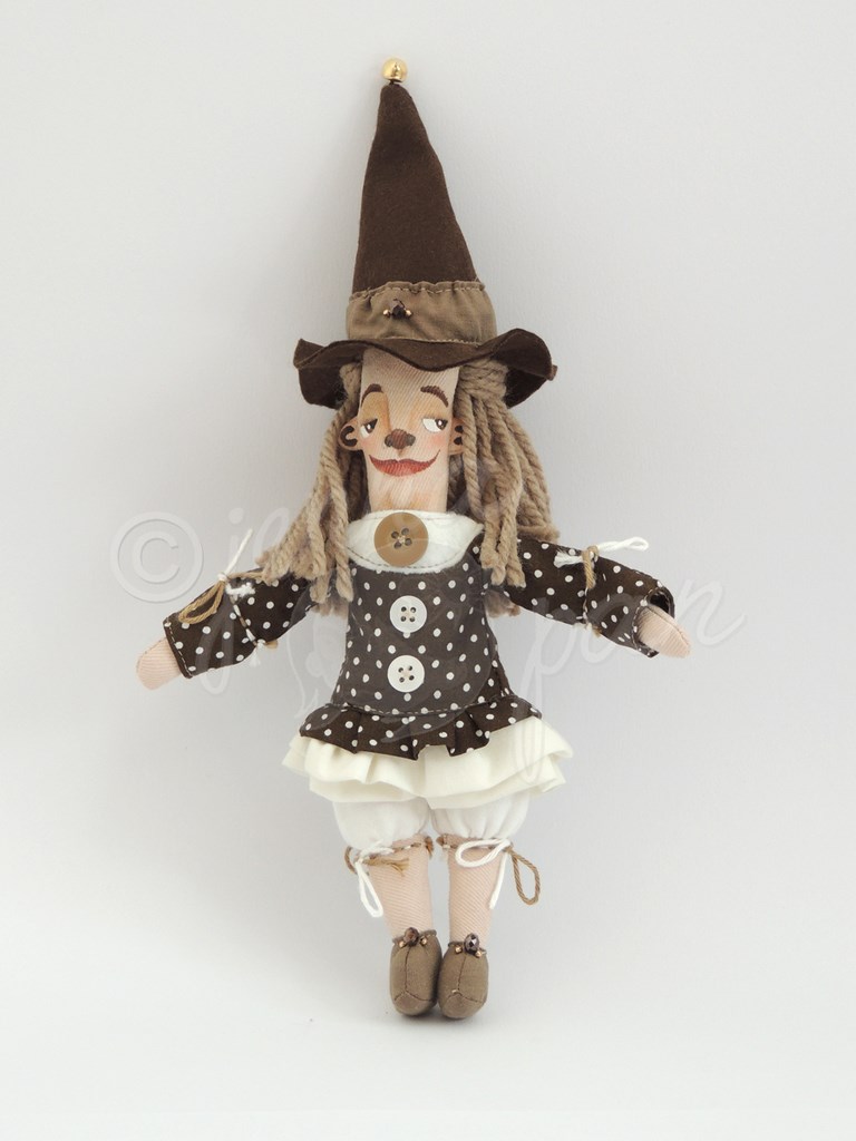 the mini brown witch doll jenna pan petite sorcière brune, poupée unique artisanale 