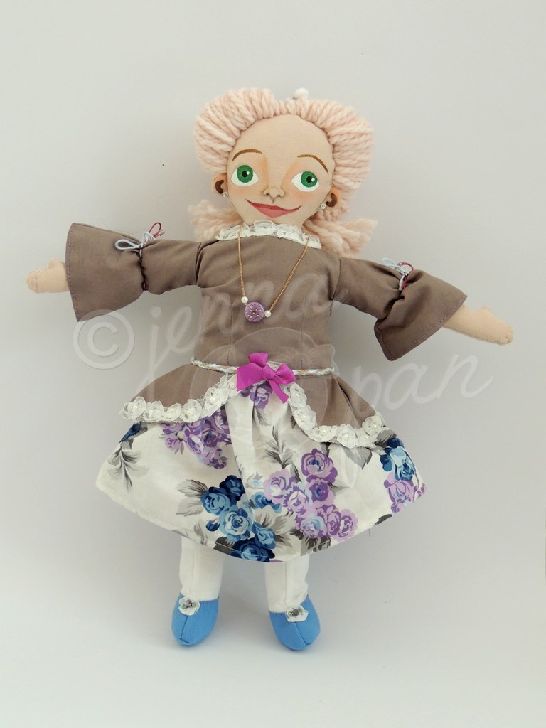  jenna pan princess doll princesse toinette beige fleurs violet bleu tissus couture artiste modèle unique ooak bijou laine rigolo